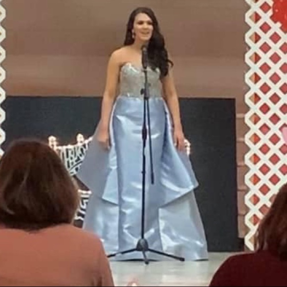 Prom / Pageant - Picture 2 of 3